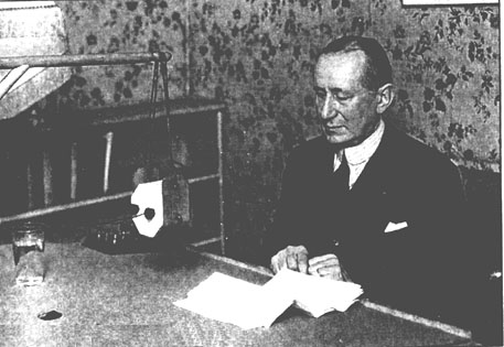 Marconi al microfono della stazione londinese 2LO nell'anno 1930